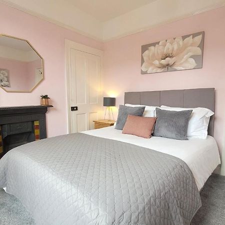 Hartoft St - 2 Bed Near River York Bagian luar foto