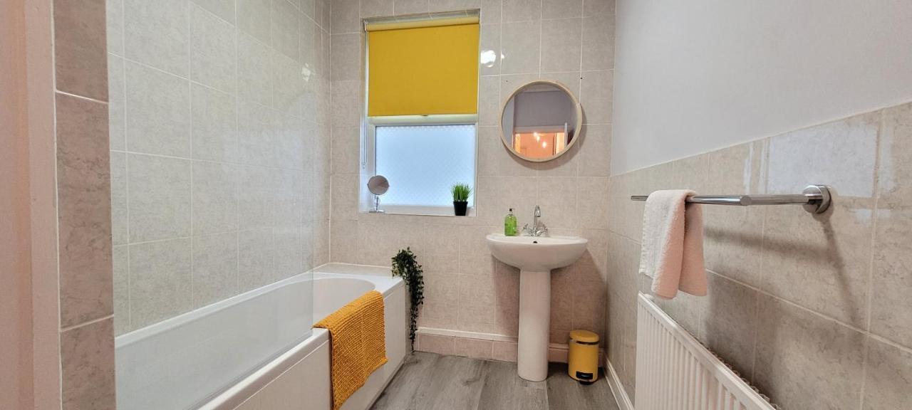 Hartoft St - 2 Bed Near River York Bagian luar foto