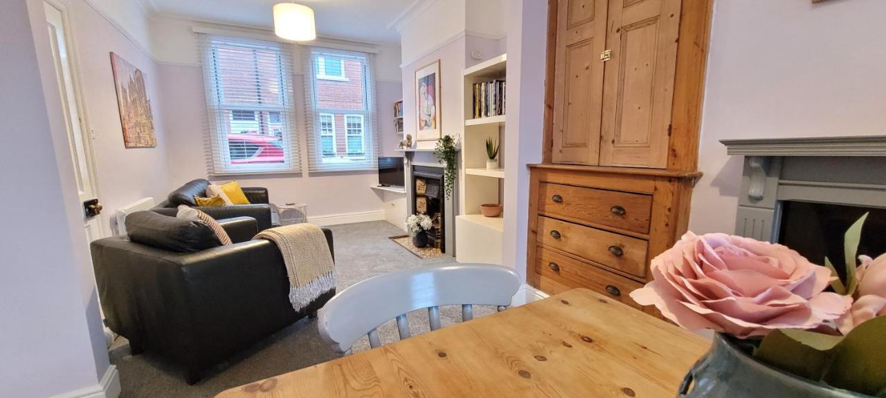 Hartoft St - 2 Bed Near River York Bagian luar foto