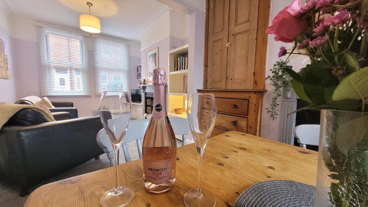 Hartoft St - 2 Bed Near River York Bagian luar foto