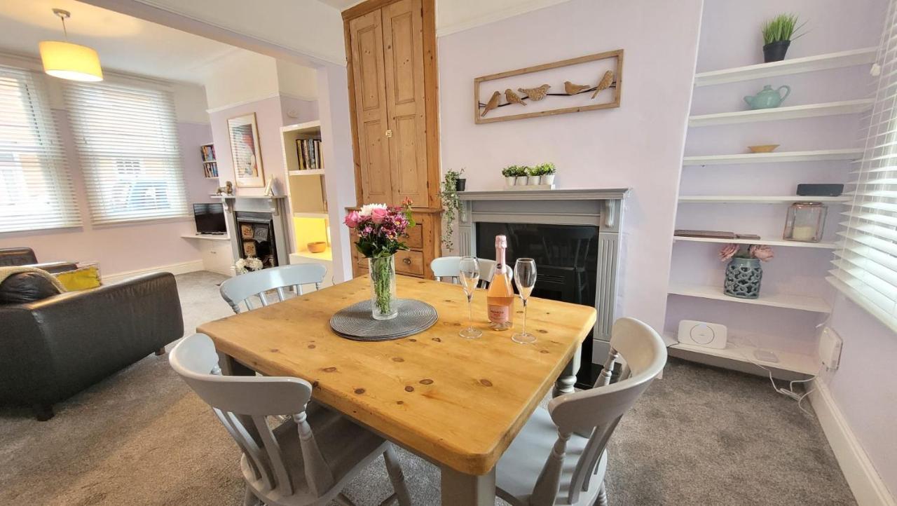 Hartoft St - 2 Bed Near River York Bagian luar foto
