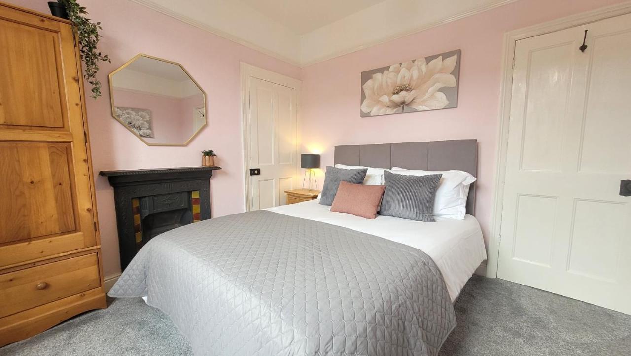 Hartoft St - 2 Bed Near River York Bagian luar foto