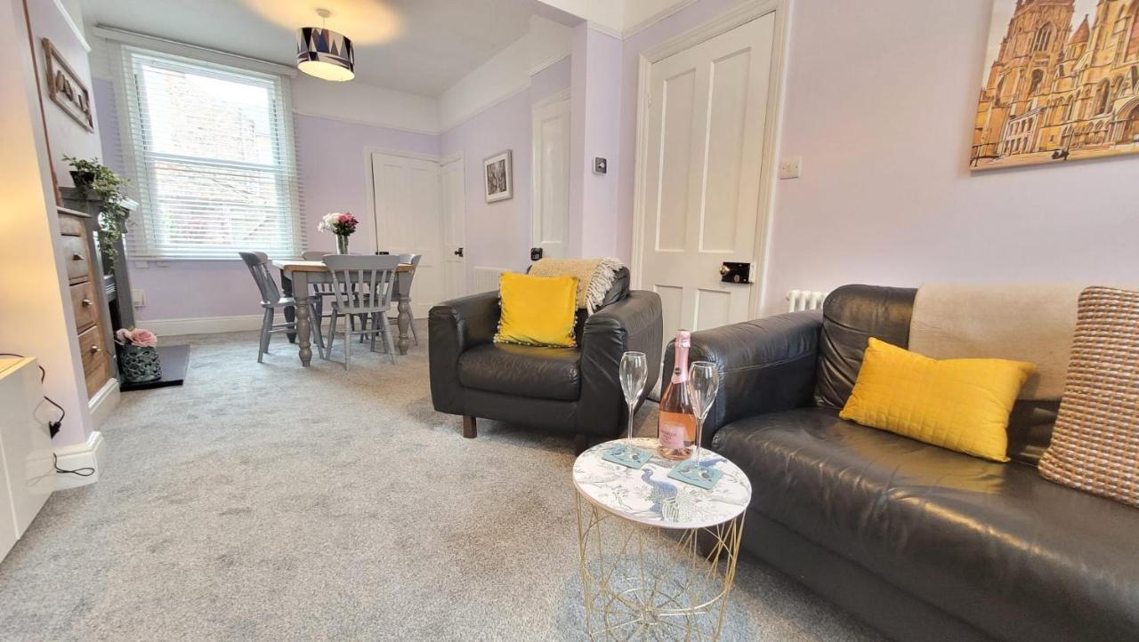 Hartoft St - 2 Bed Near River York Bagian luar foto