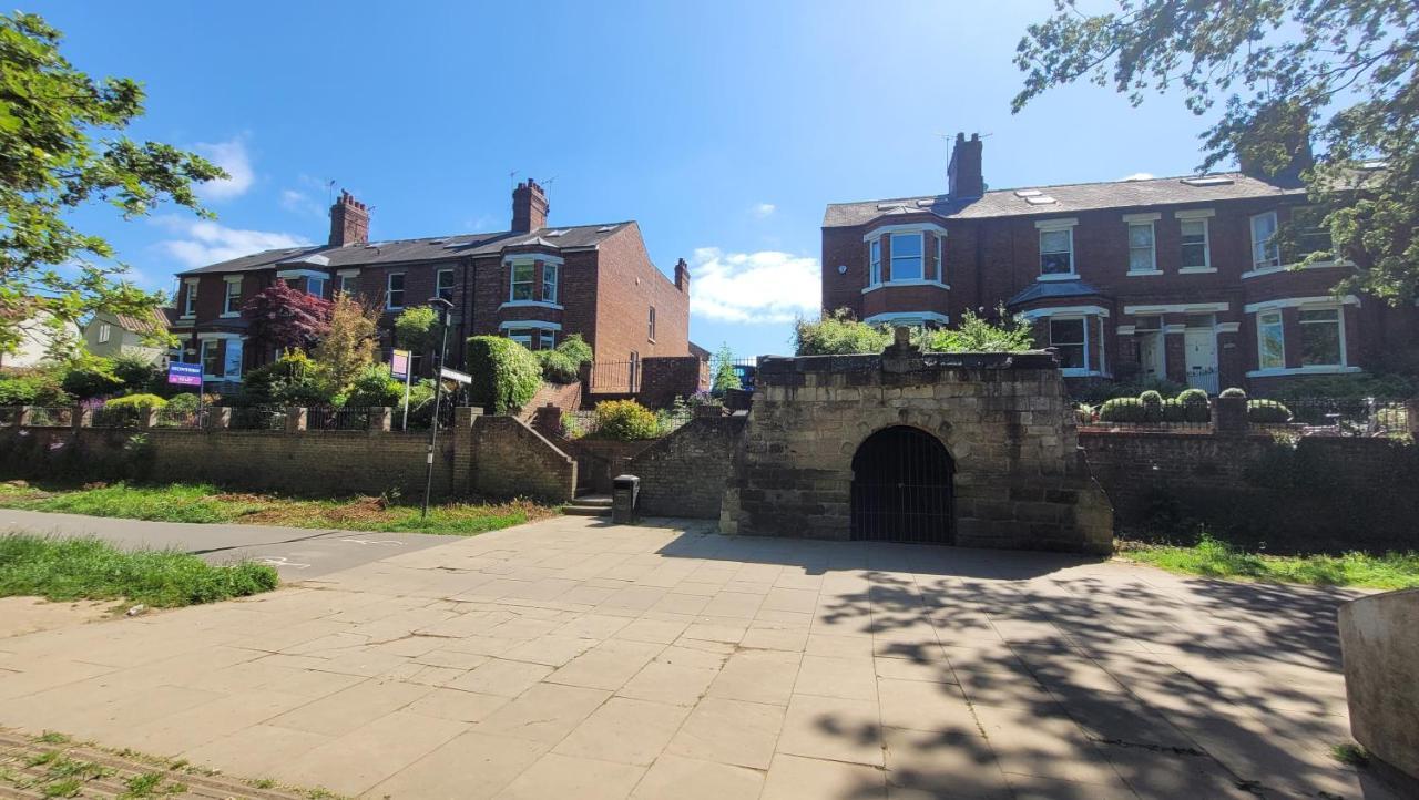 Hartoft St - 2 Bed Near River York Bagian luar foto